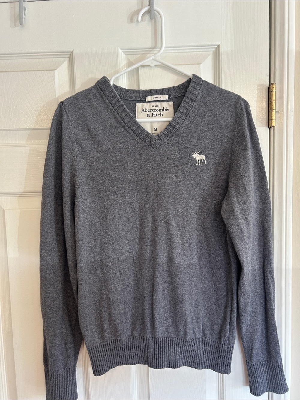 Abercrombie & Fitch V-Neck soft Cozy Sweater in Charcoal Gray Y2K - size M